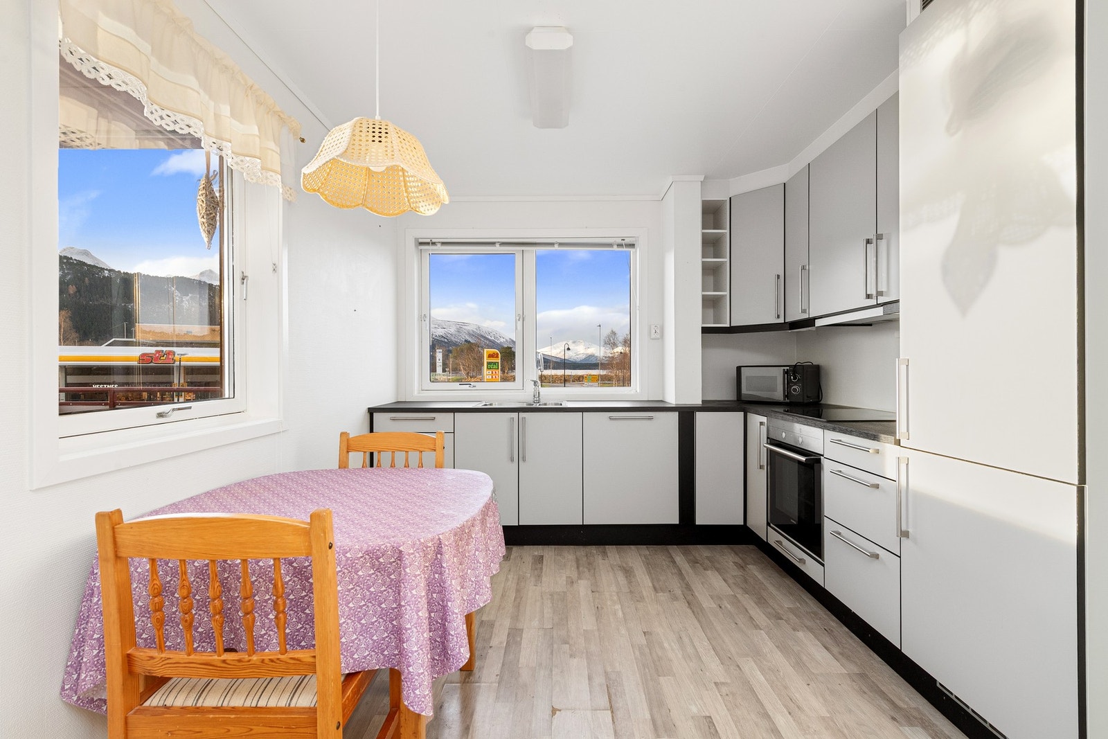 Lyst kjøkken med plass til frokostplass. Innredning fra 2016 med benkeplate av laminat. Galleribilde