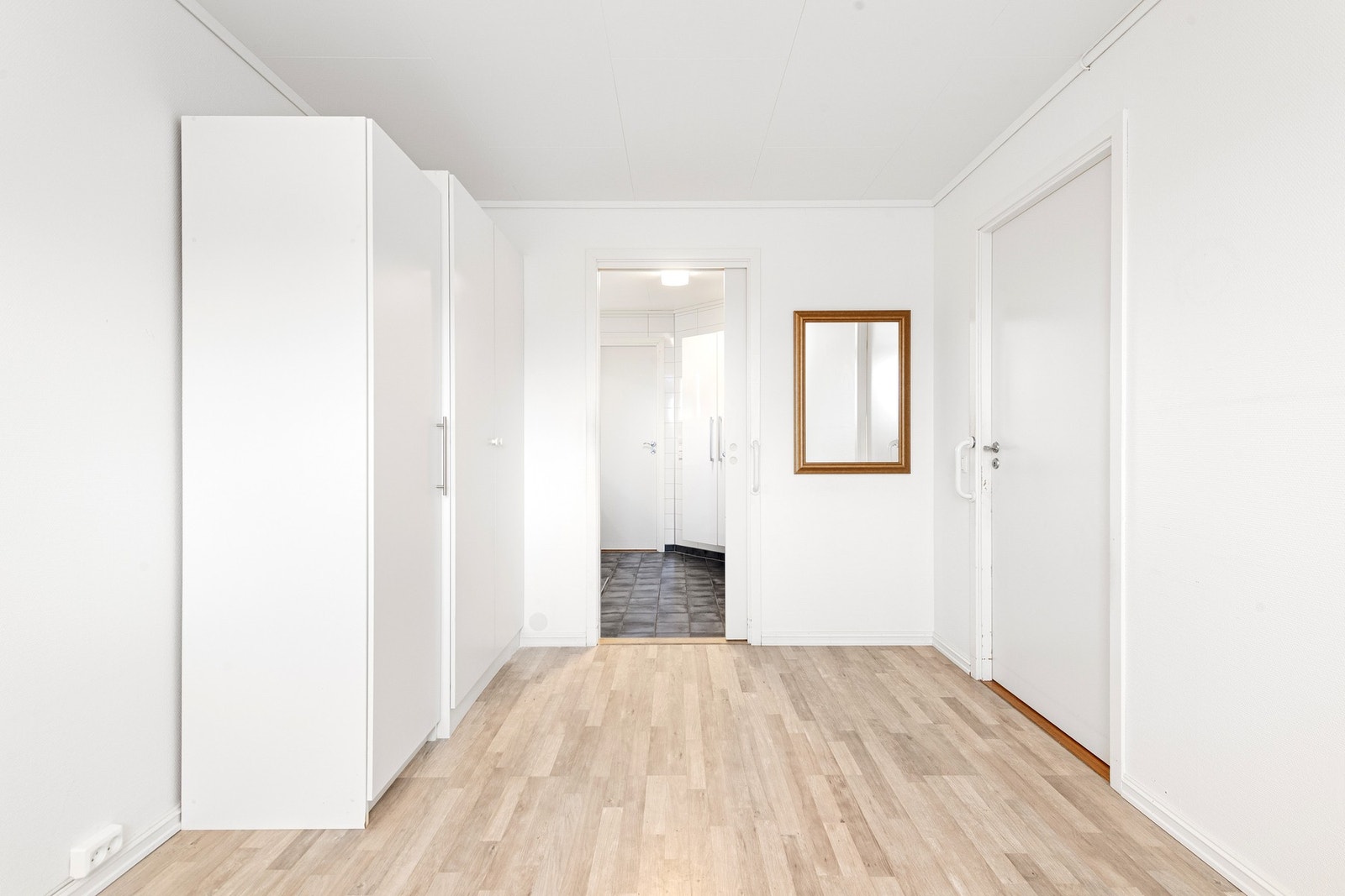 Lyst og romslig soverom med direkte tilkomst til bad. Galleribilde