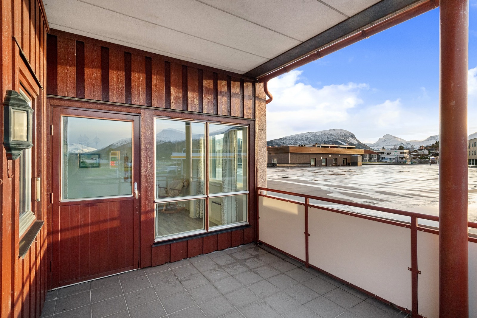 Romslig overbygd veranda Galleribilde