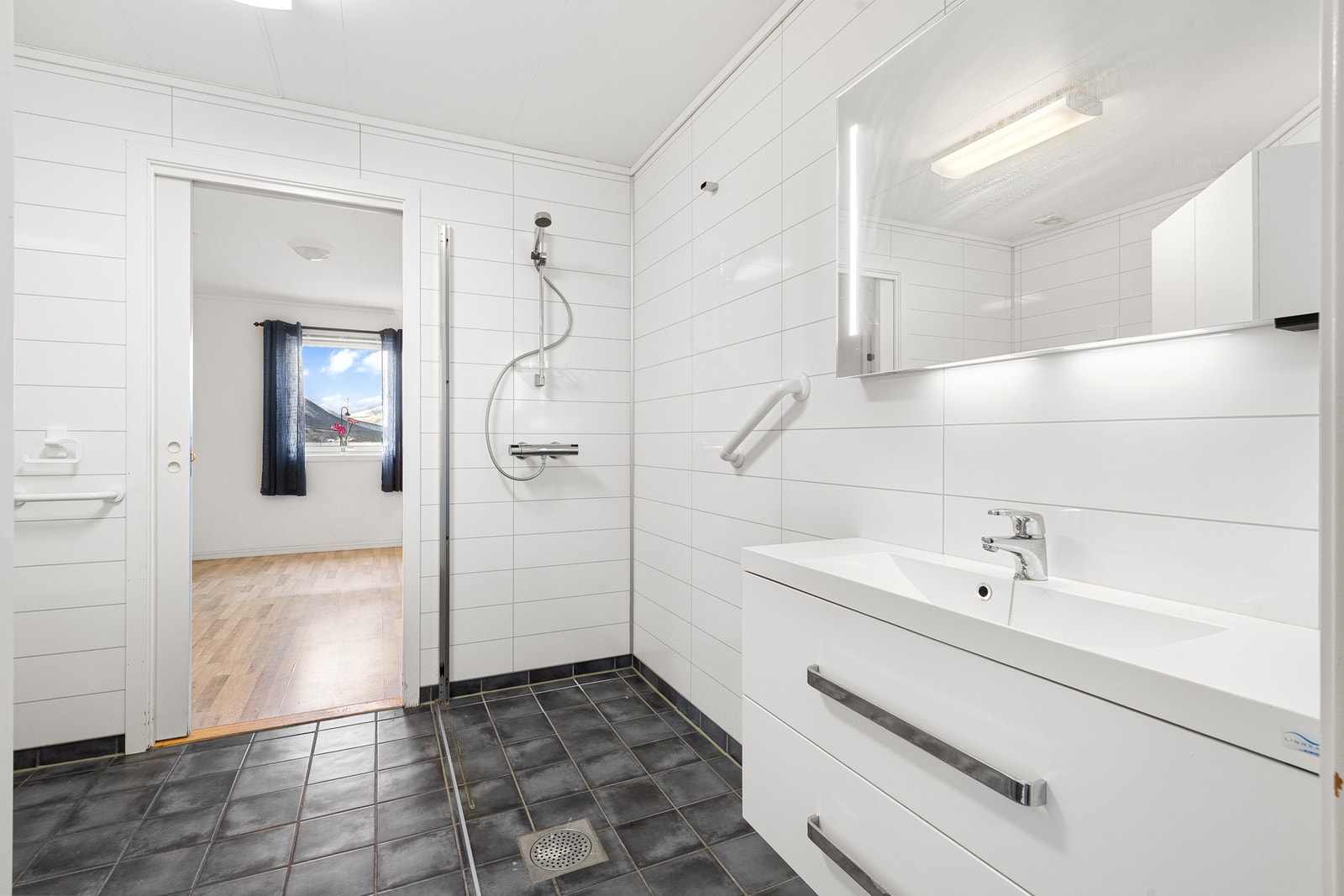 Lyst og stort bad. Glassvegger til dusjen medfølger (står lagret i boden). Galleribilde