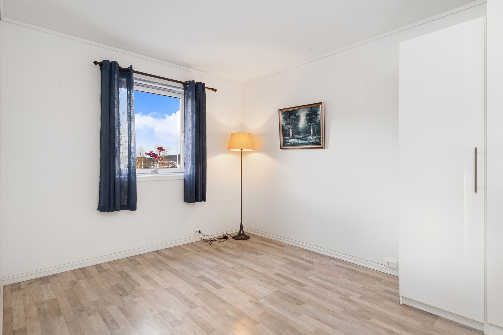 Lyst og romslig soverom med direkte tilkomst til bad. Galleribilde