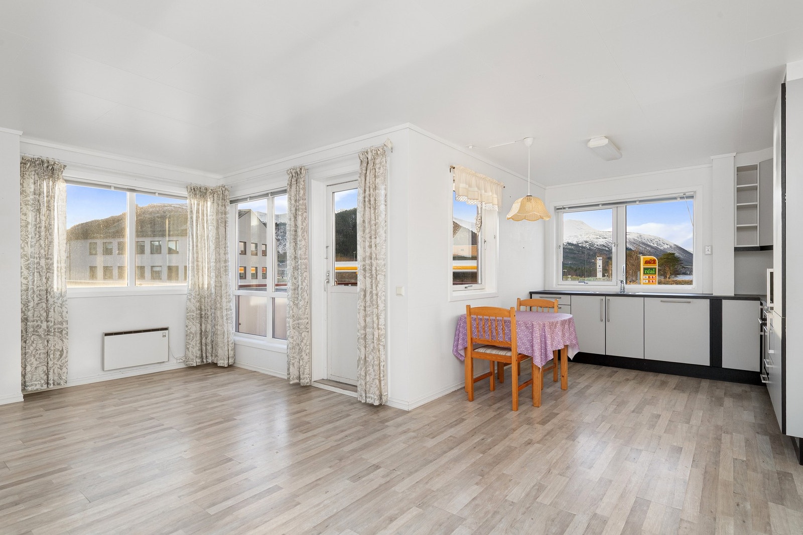 Leiligheten ligger i hjørnet mot vest i 2. etasje. Åpen stue/kjøkken løsning med laminatgulv fra 2016. Galleribilde