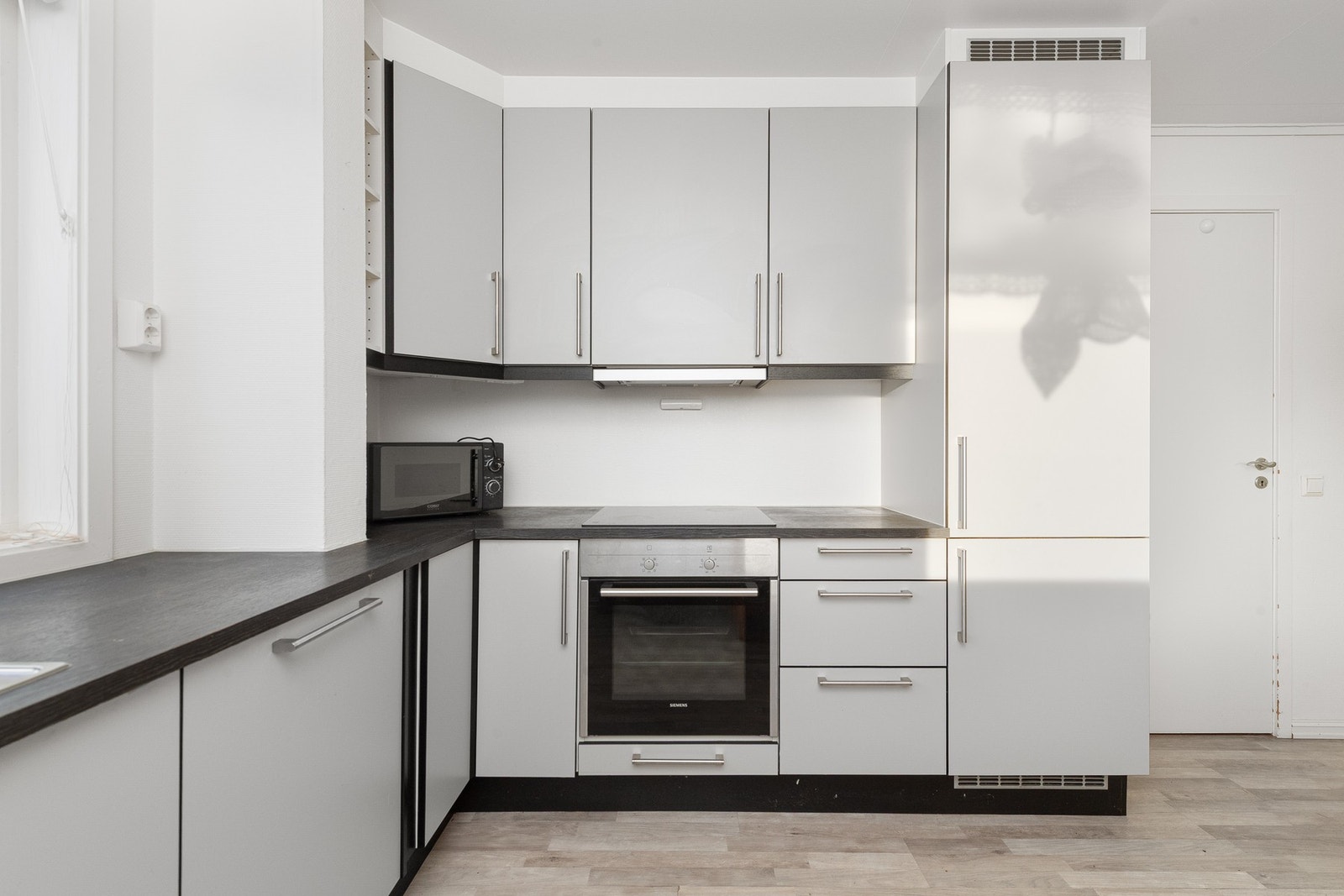 Det er integrerte hvitevarer som oppvaskmaskin, komfyr, platetopp og kjøleskap Galleribilde