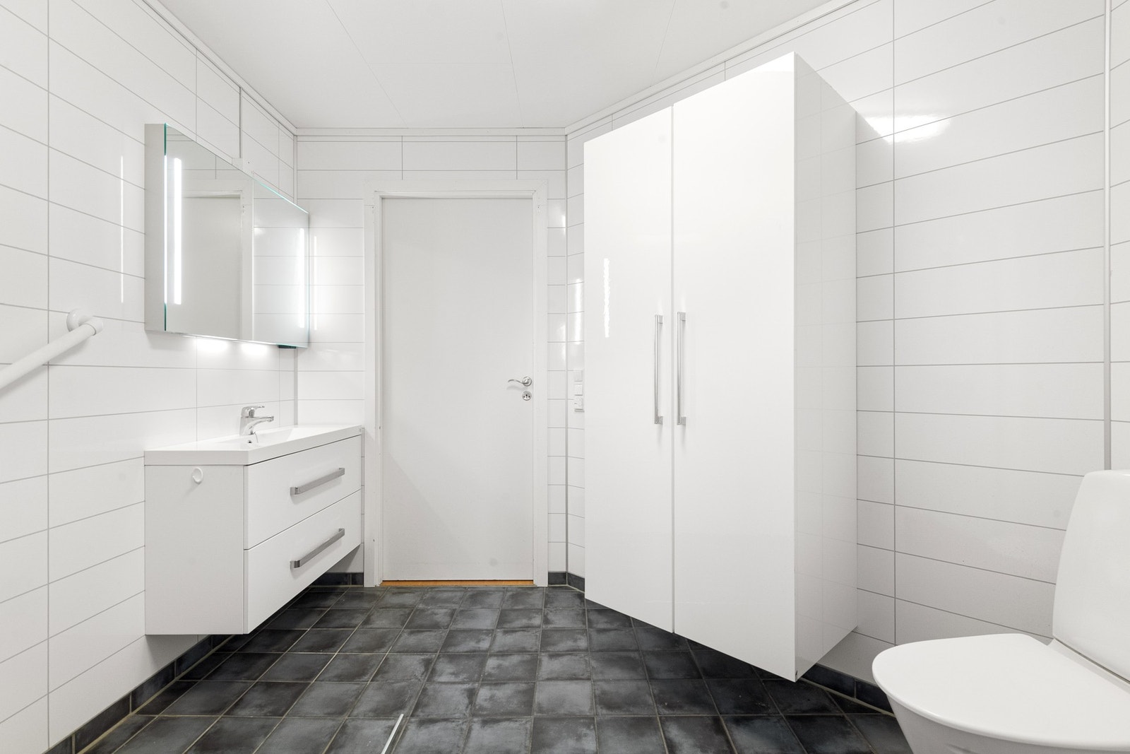 Badet er oppgradert i 2016 med nye fliser på gulv og baderomsplater på vegger. Galleribilde