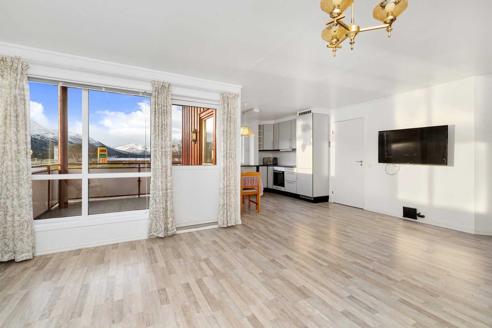 EIE eiendomsmegling v/Tore Magerøy ønsker hjertelig velkommen til Sjøgata 4! Foto: Studio Istad (Espen Istad) Galleribilde