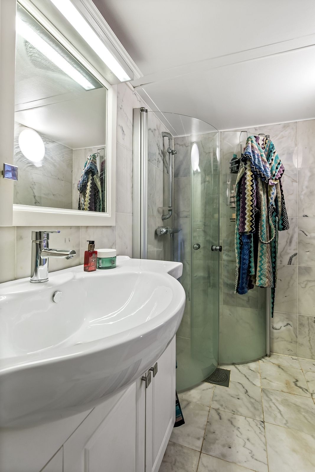 Flislagt baderom med varmekabler Galleribilde