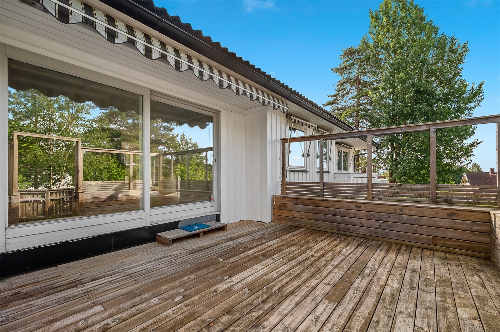 Skjermet uteplass utenfor stuen Galleribilde