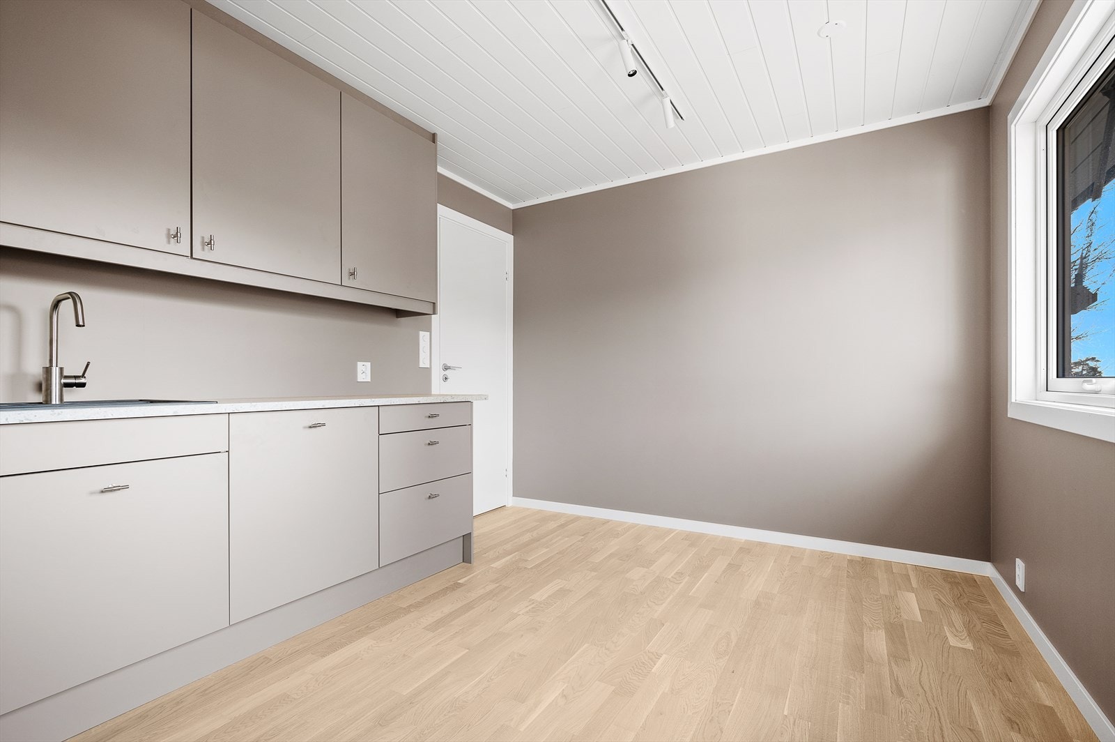 Plass til frokostgruppe på kjøkkenet Galleribilde