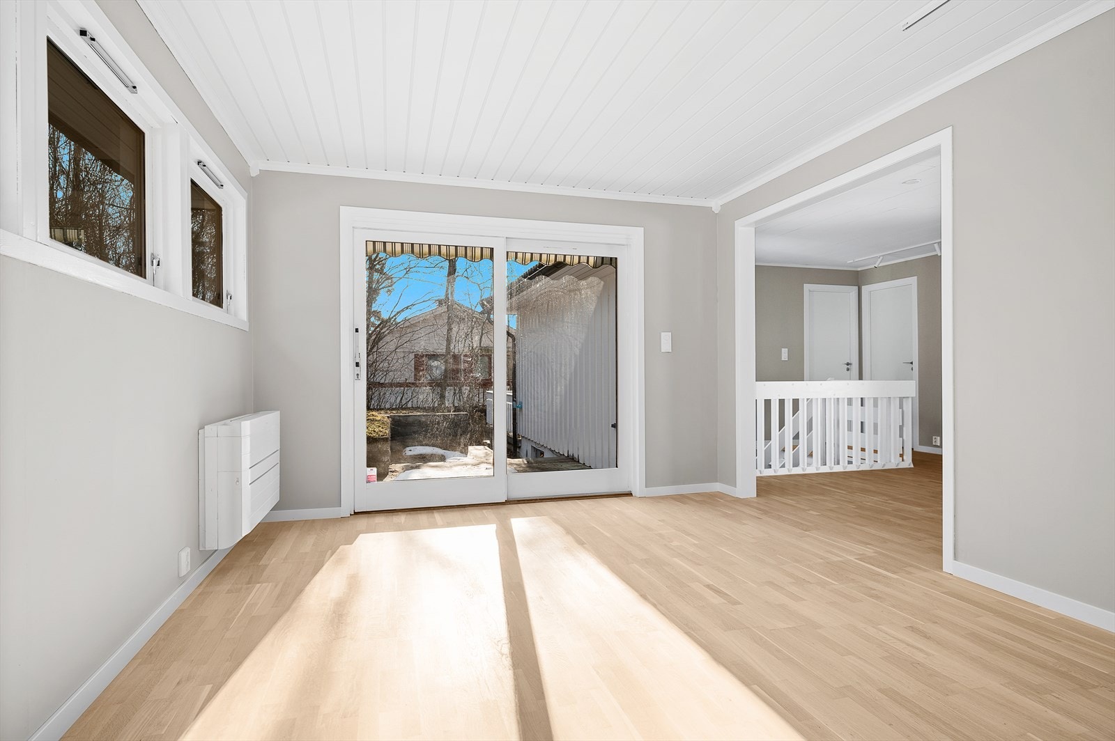 Utgang til skjermet terrasse fra spisestuen Galleribilde