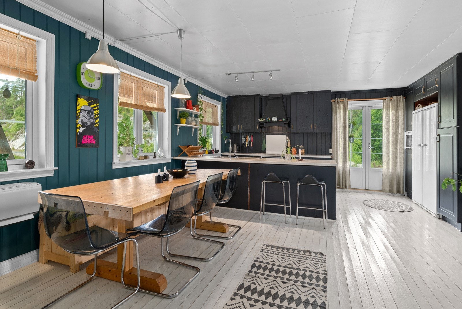 Stort kjøkken med god plass til spisestue Galleribilde