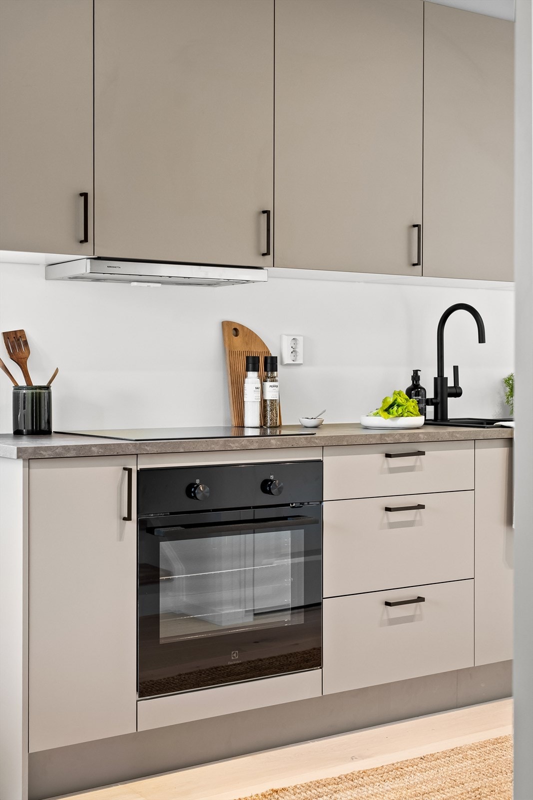 Delikat kjøkken med integrerte hvitevarer Galleribilde