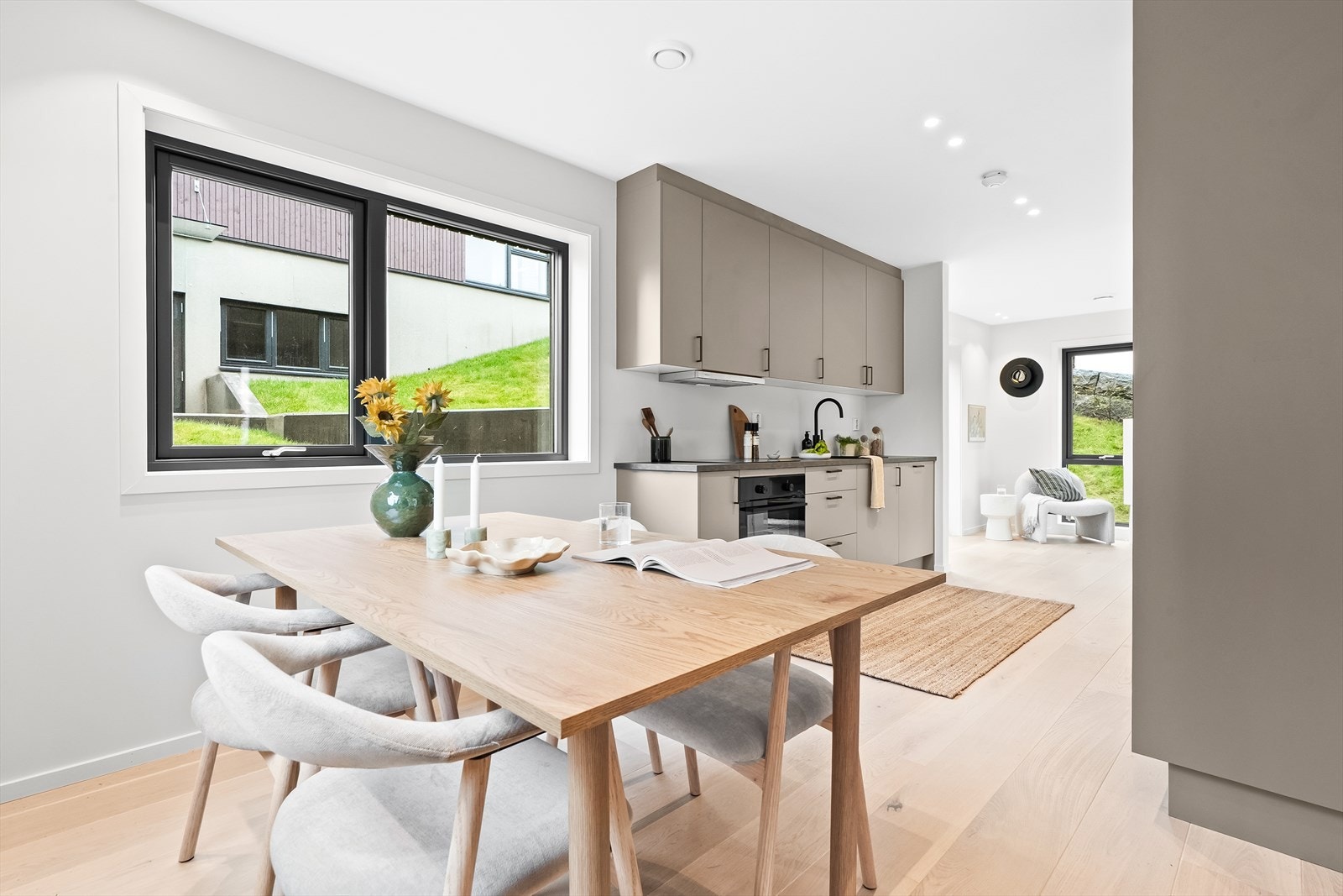 Kjøkken med delvis åpen løsning mot spisestue og stue Galleribilde