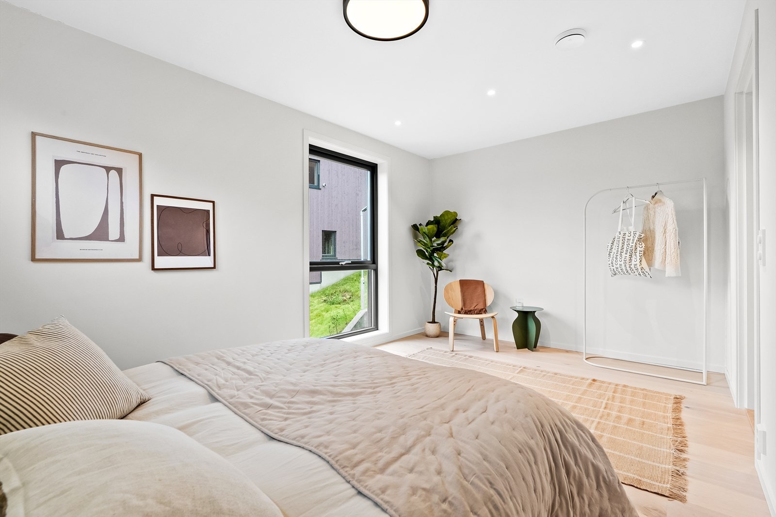 Hovedsoverom i 2.etg. Godt med plass til skap/garderobe Galleribilde