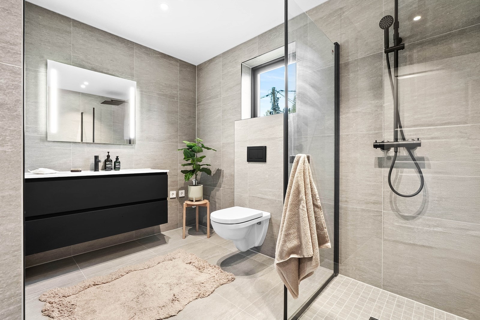 Stort bad med plass til vaskemaskin. Varme i gulv Galleribilde