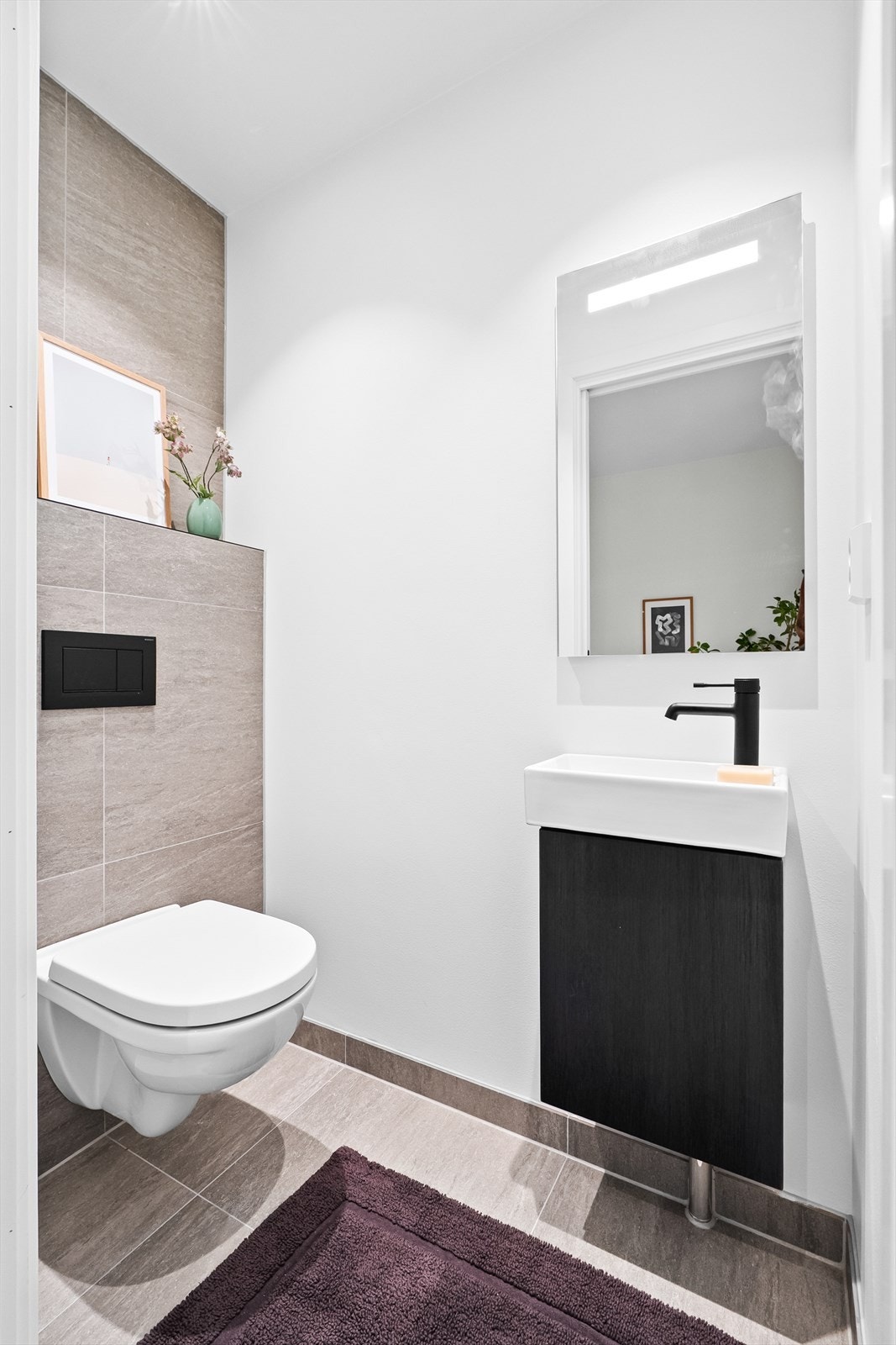 Toalett i 1 etasje med flislagt gulv med varme Galleribilde