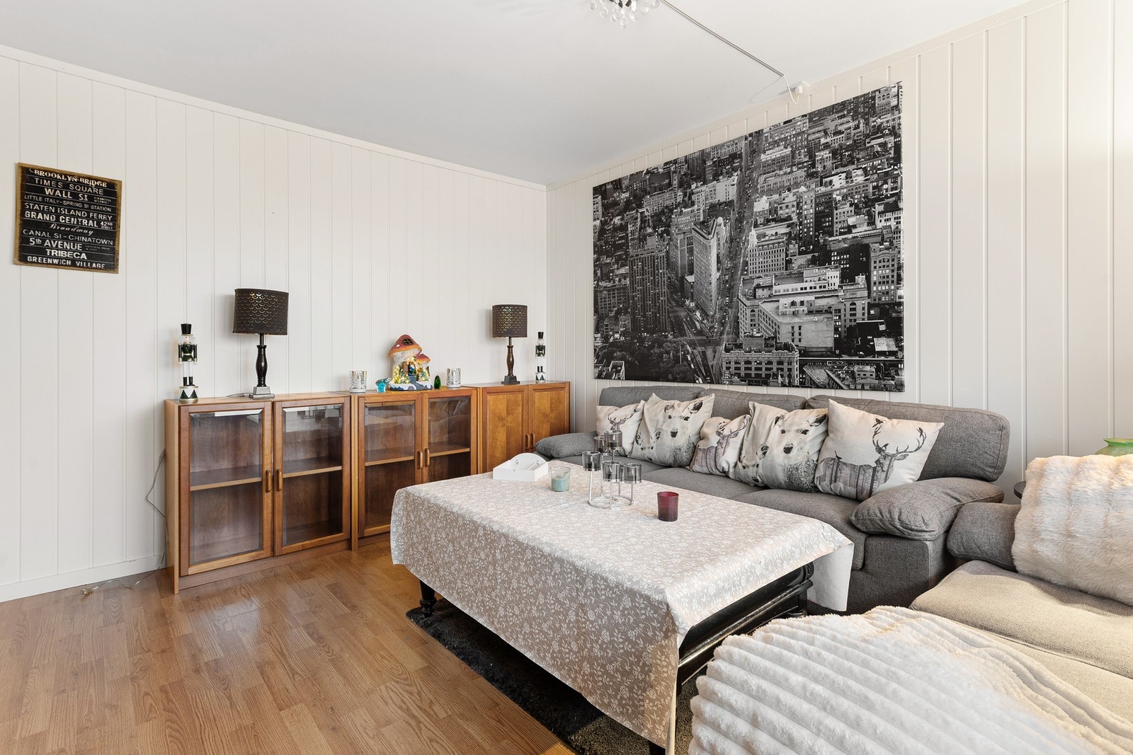 Lys og lettstelt stue med god atmosfære. Galleribilde