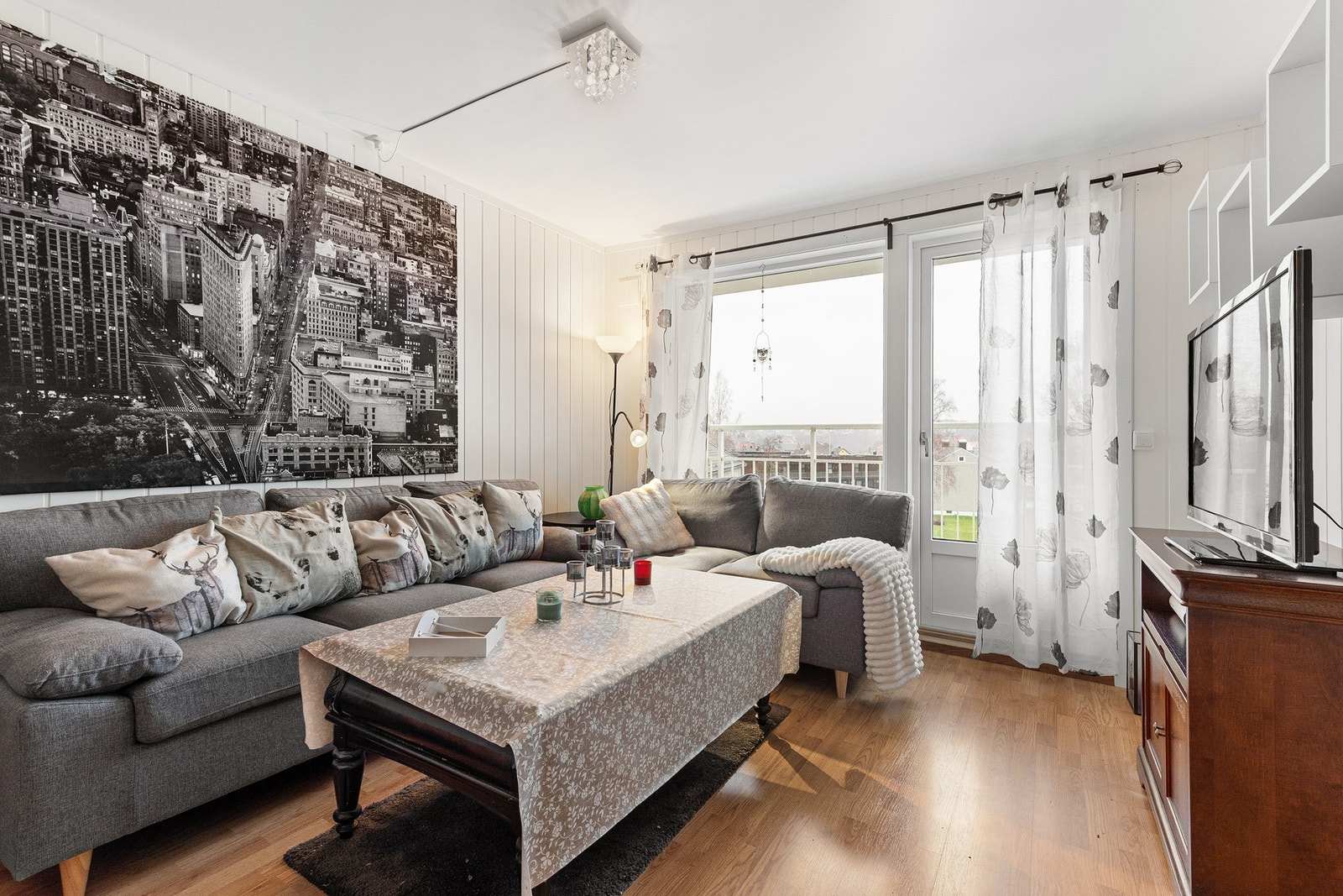 Utgang til balkong fra stuen. Galleribilde