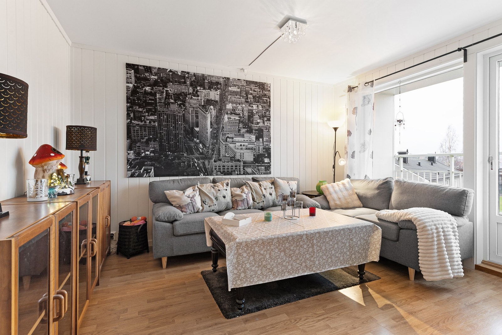 De store vindusflatene slipper inn mye naturlig lys. Galleribilde