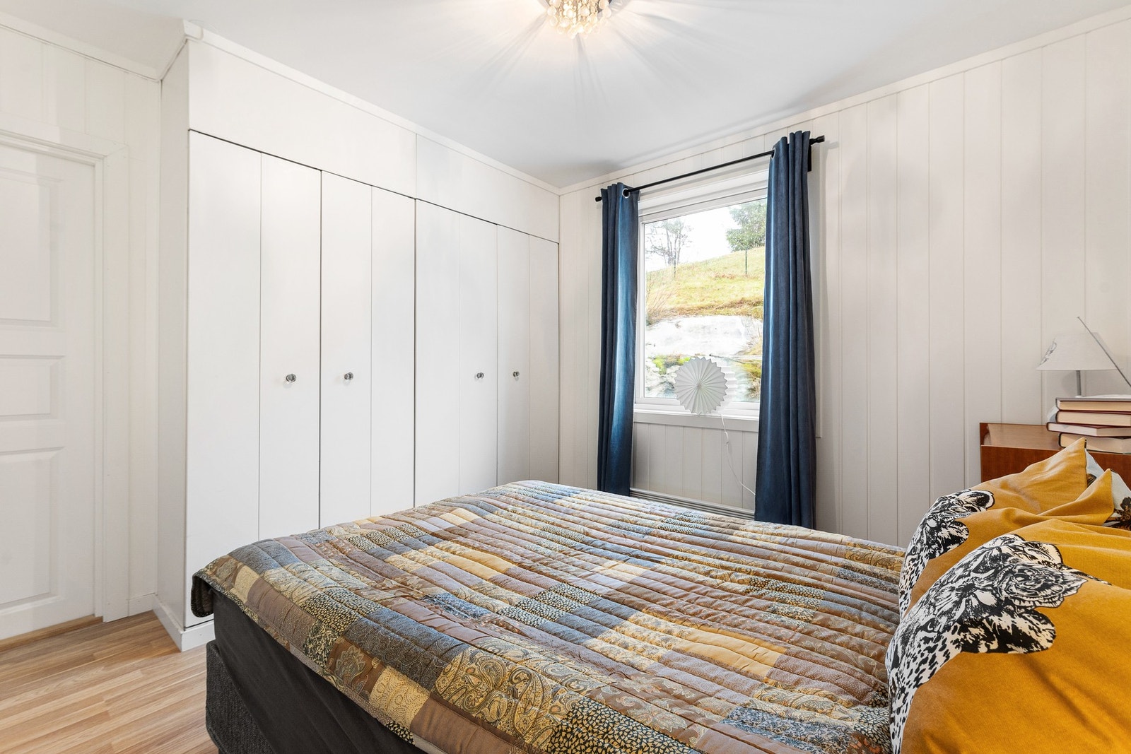 Det er godt med skapplass på soverommet. Galleribilde