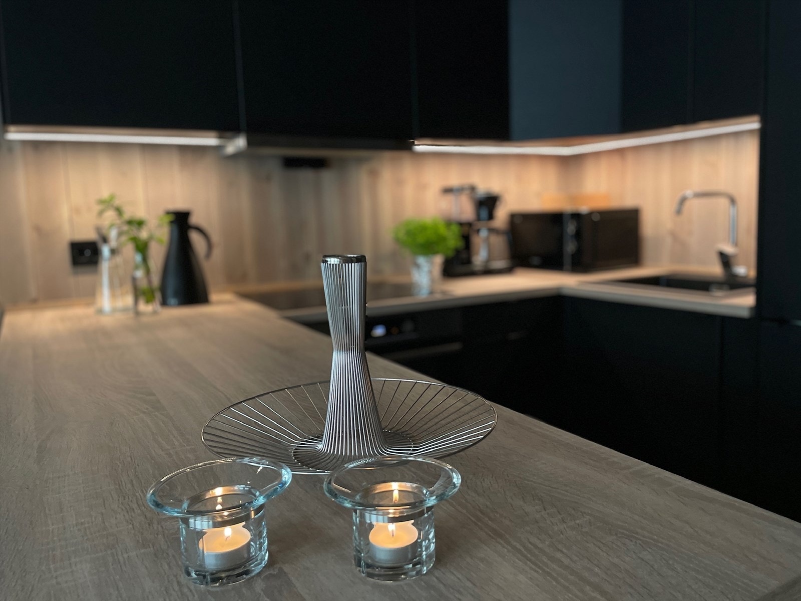 Kjøkkenbenken har lyst eikelaminat. God skapplass og romslige skuffer med demping. Galleribilde