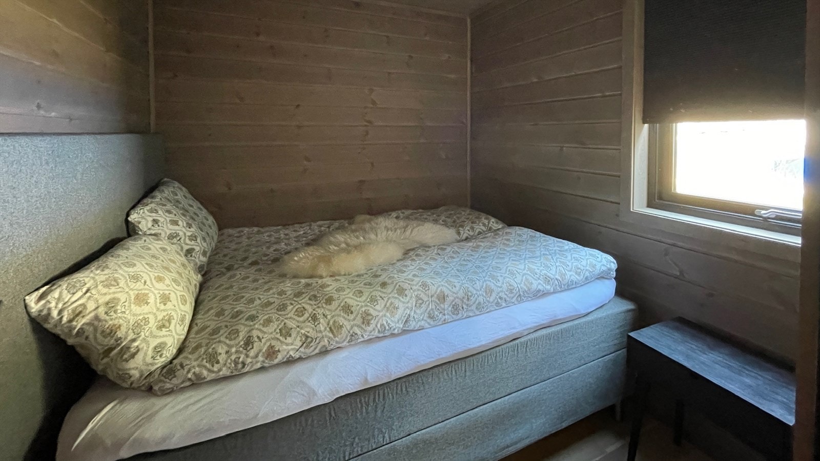 Soverom 2 i 1etg. Dobbeltseng og nattbord kan medfølge etter avtale. Galleribilde