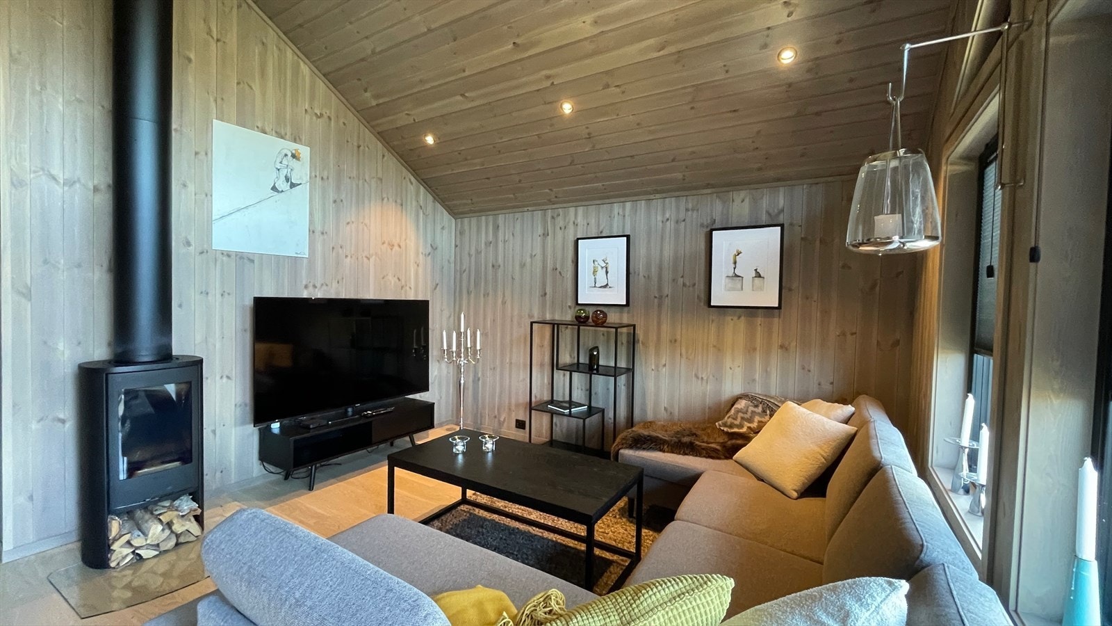 Gode sitteplasser, nye og eksklusive møbler kan medfølge etter nærmere avtale. Galleribilde