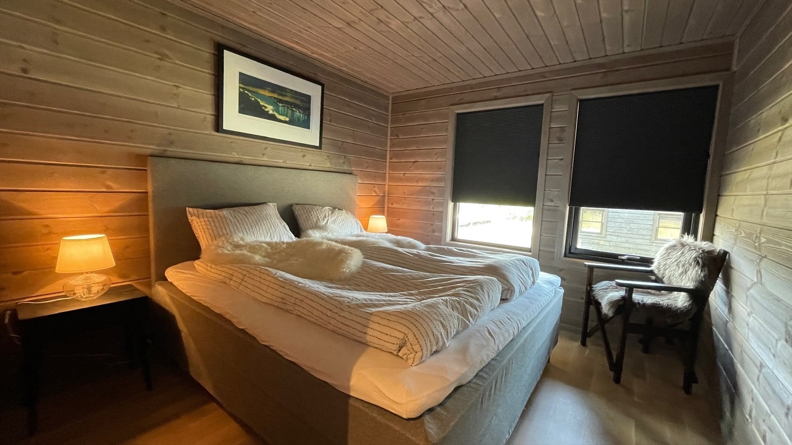 God størrelse på soverom 1, i 1etg. Dobbeltseng, nattbord og nattbordslamper kan medfølge etter avtale Galleribilde