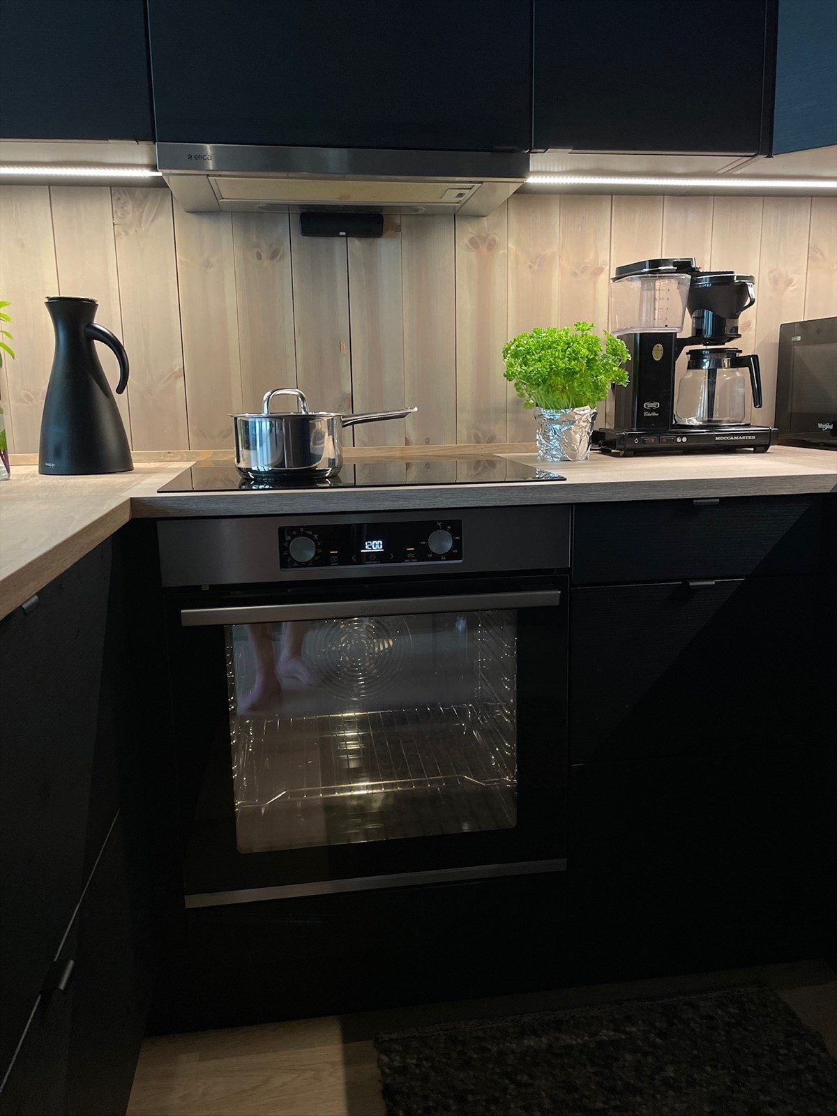 Nyere, moderne hvitevarer som medfølger handelen Galleribilde