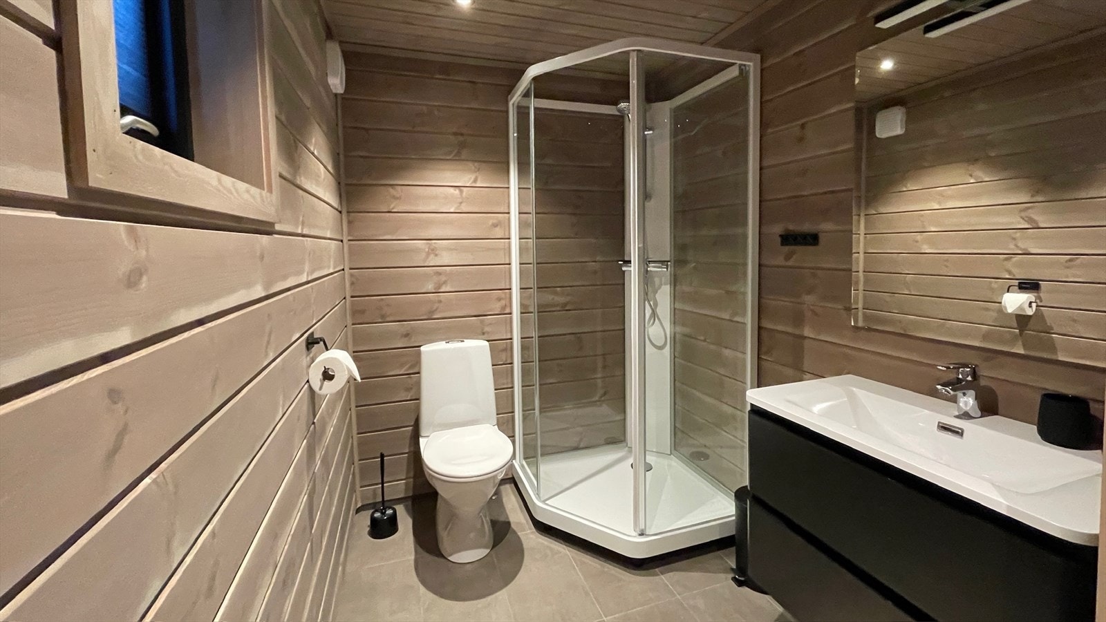 Bad i 1.etg med dusjkabinett og toalett fra Porsgrund Galleribilde