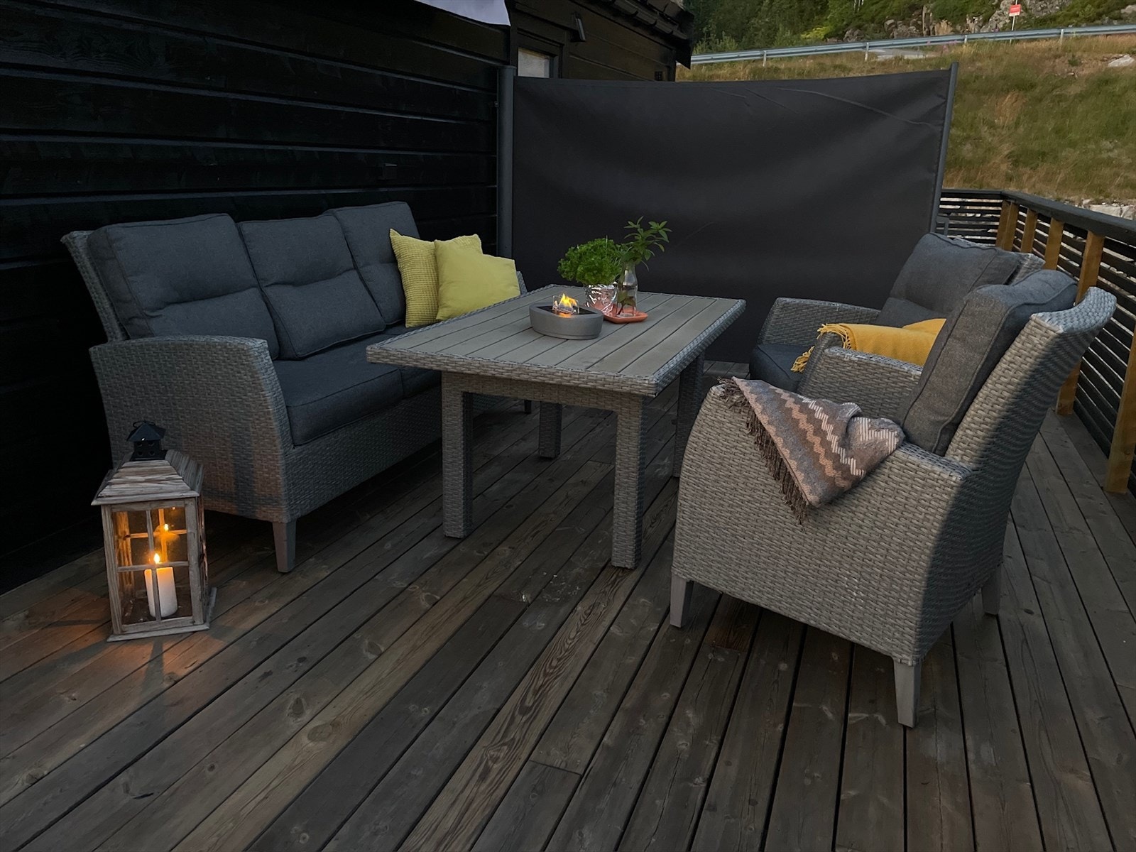 Flott sitteplass på romslig balkong Galleribilde