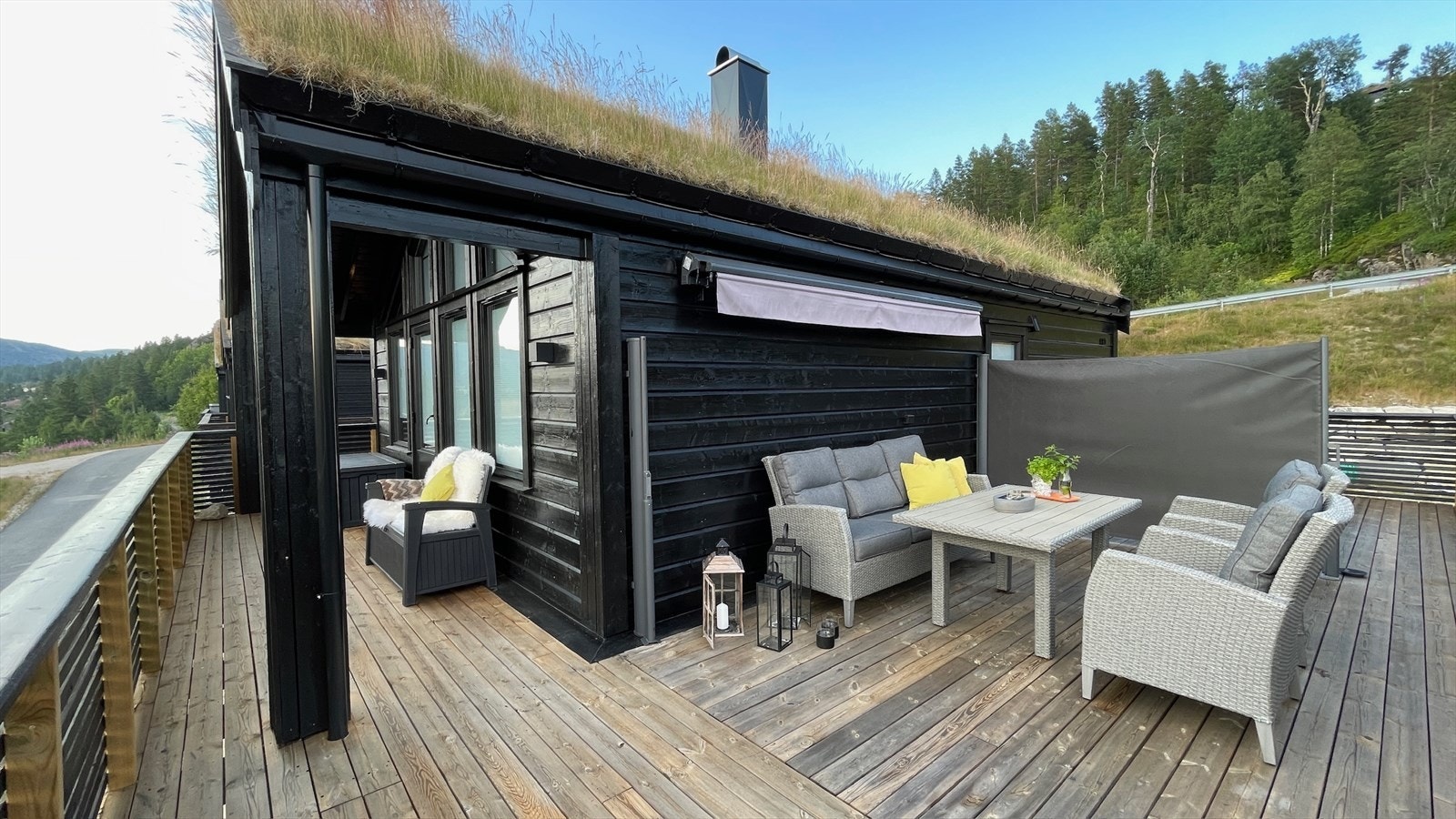 Meget god plass på terrasse vendt mot sør. Gode solforhold! Galleribilde