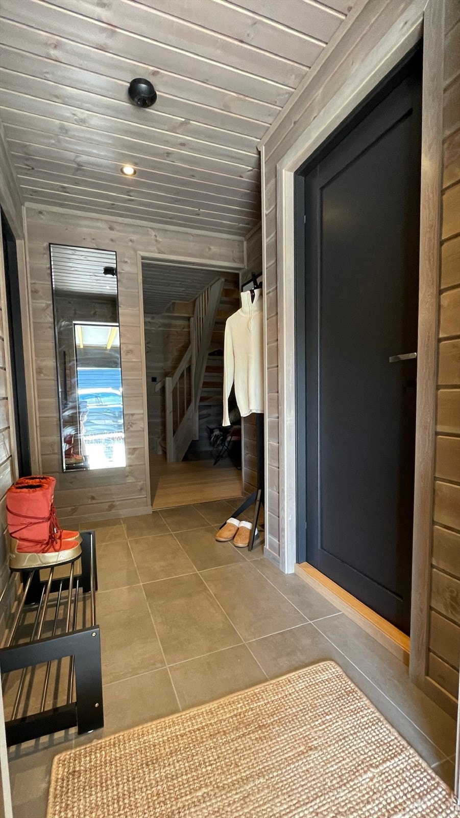 Inngangsparti med inngang til teknisk rom på høyre side Galleribilde