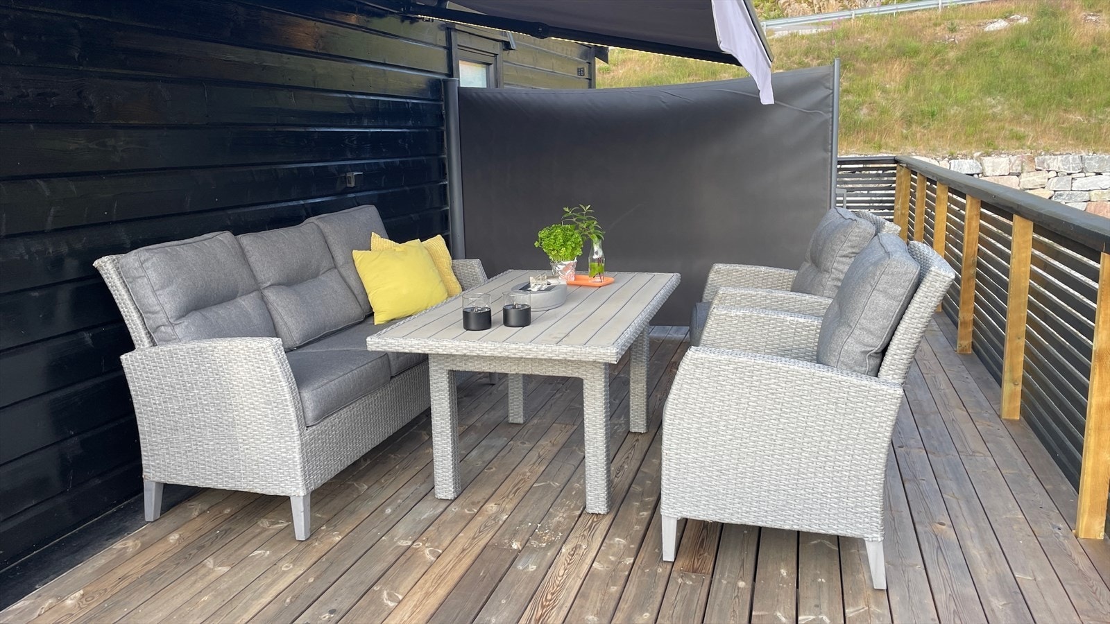 Terrassemøblement i lys beige, vedlikeholdsfri kunstrotting og alle puter, kan medfølge etter nærmere avtale. Galleribilde