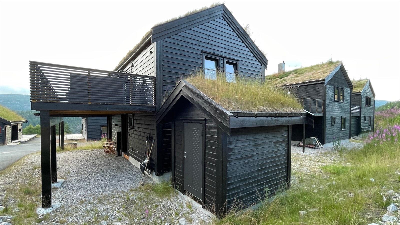 Carport rett ved inngangen og frittstående bod Galleribilde