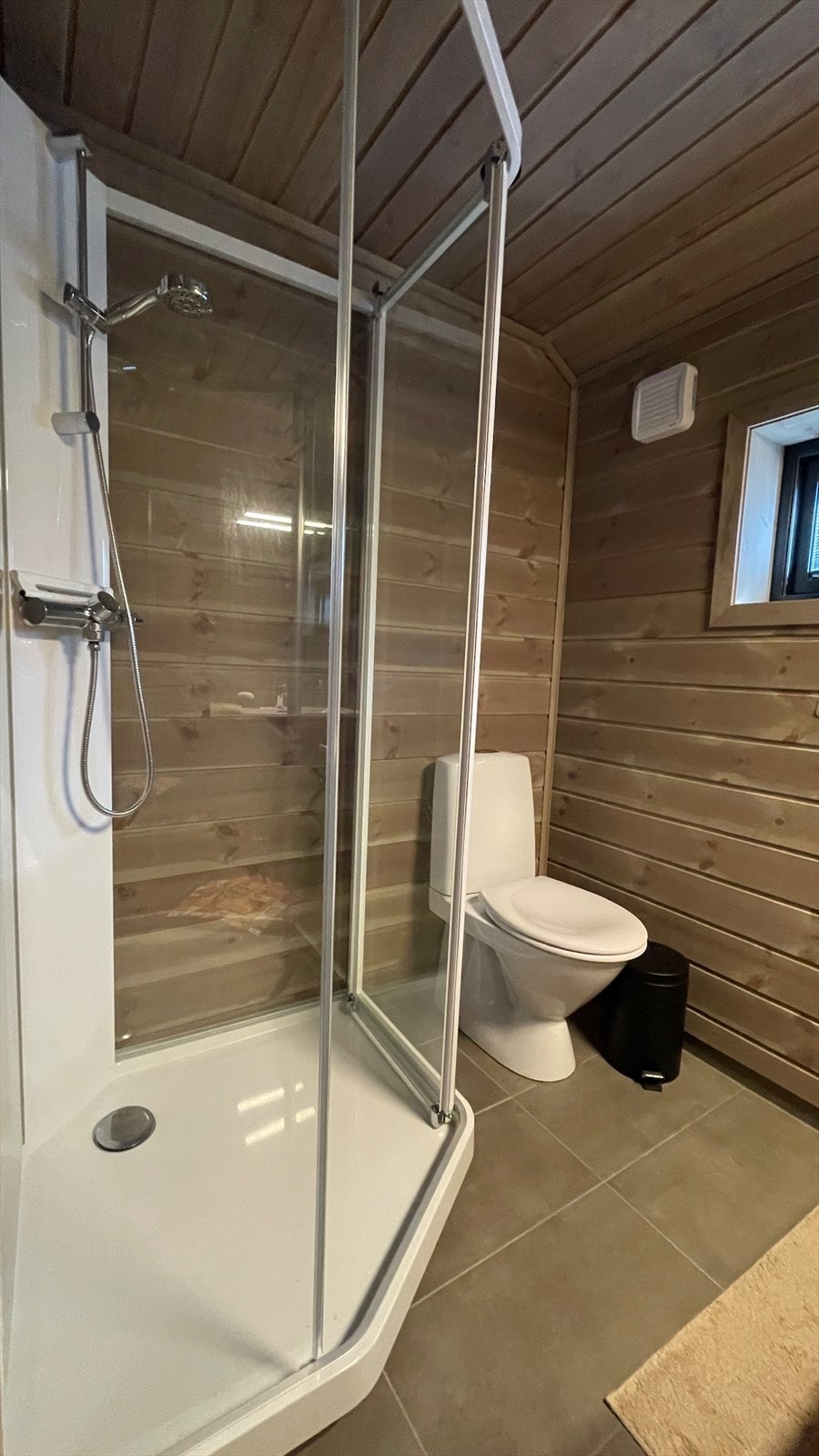 Bad i 2.etg, med dusjkabinett og toalett fra Porsgrund Galleribilde