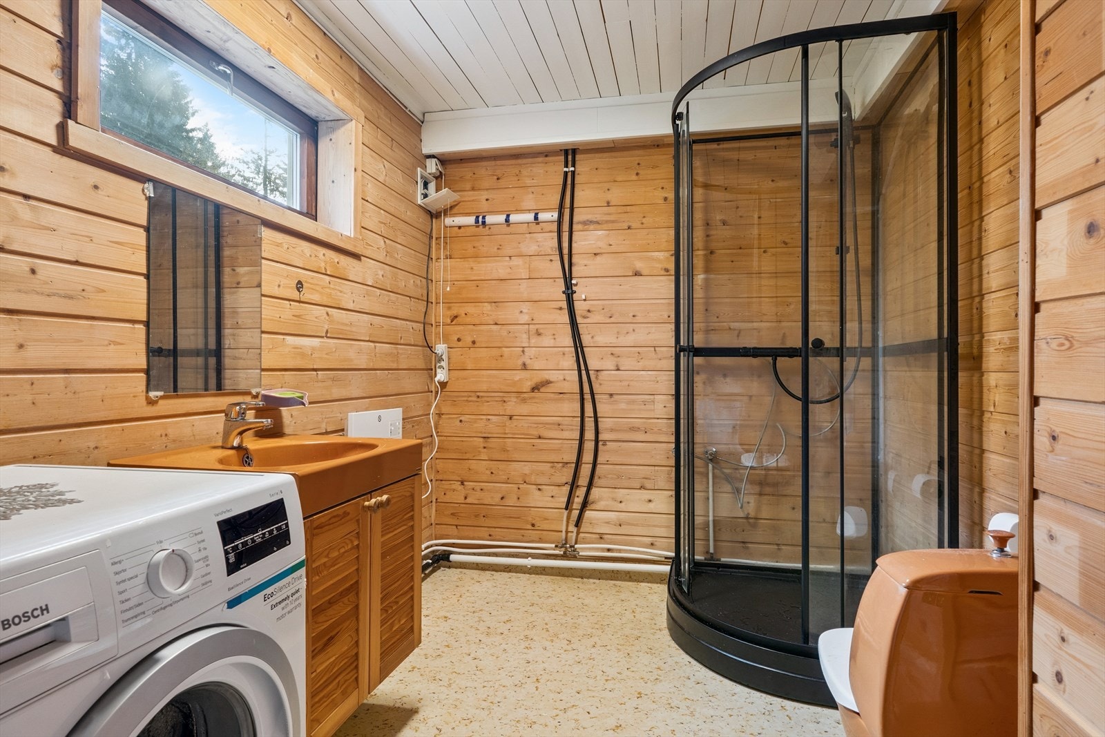 Bad/vaskerom i u. etg. Nyere dusjkabinett. Wc i begge etasjer. Galleribilde