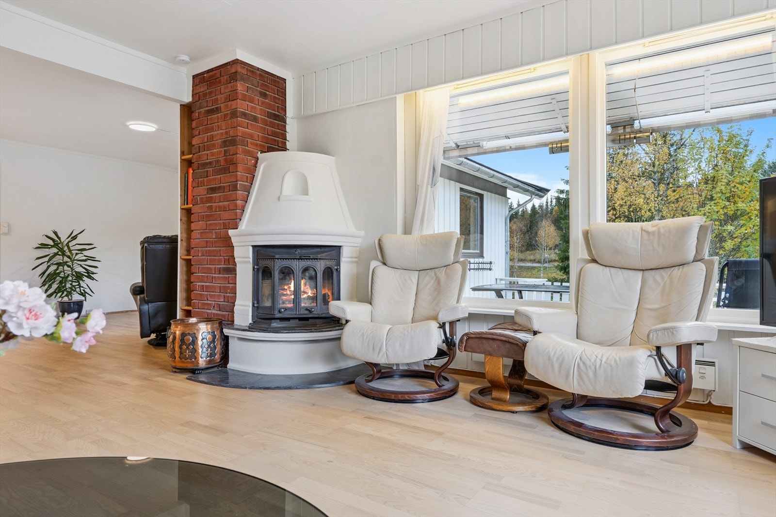 Stue med peis og utsikt ned mot elva. Innlagt Fiber (Altibox) Galleribilde