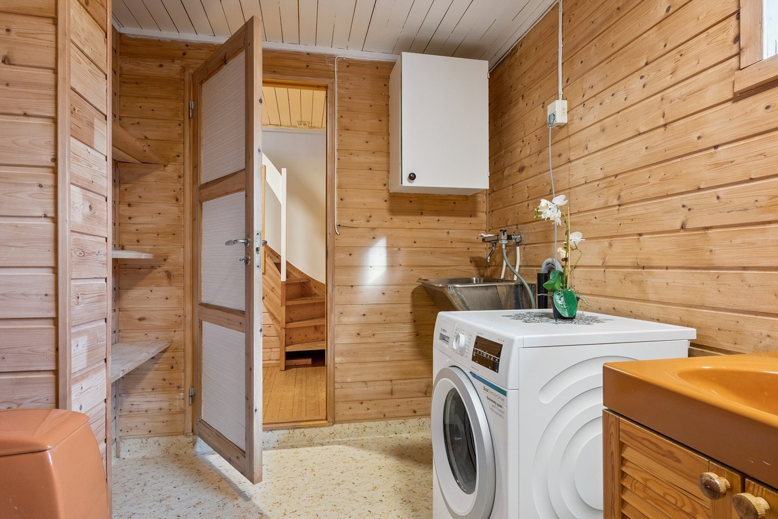 Bad/vaskerom i u. etg. Nyere dusjkabinett. Wc i begge etasjer. Galleribilde