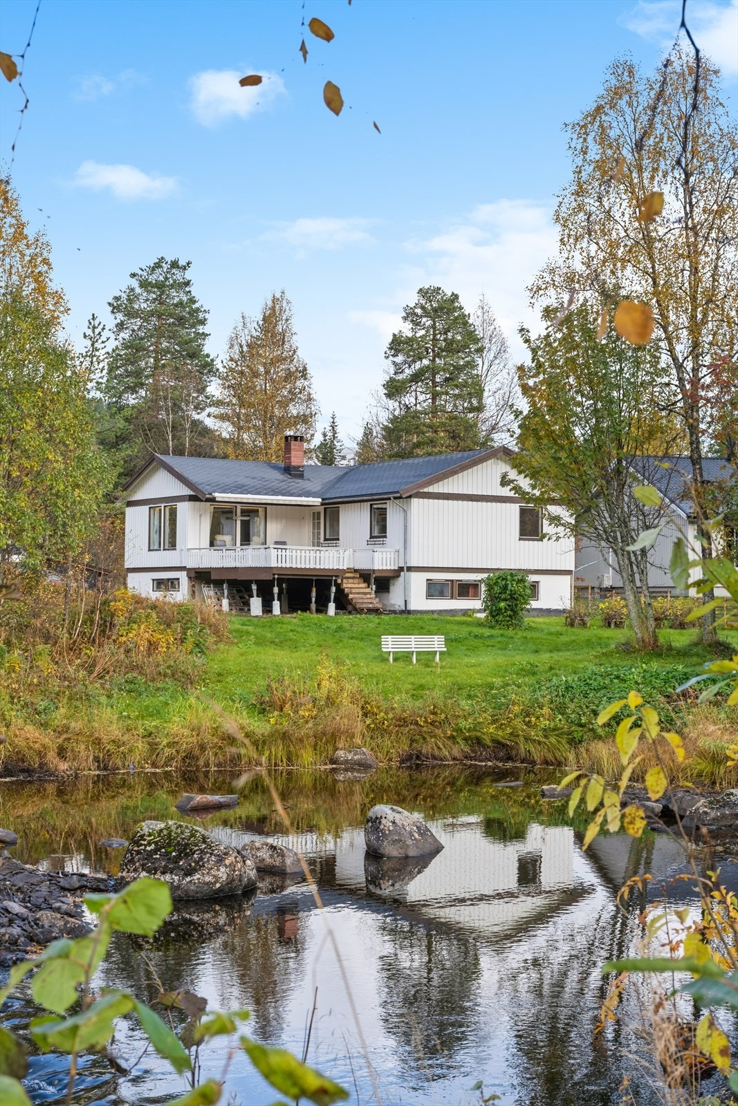 Namsskogan - Storholmen, Innholdsrik enebolig med 4
soverom, 2 bad, nytt kjøkken og garasje. Eiet tomt ned til elva. Galleribilde