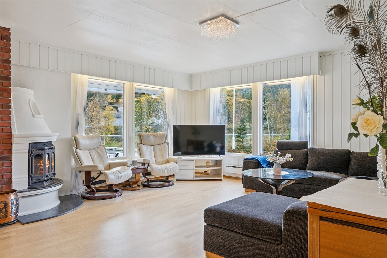 Stue med utsikt ned mot elva. Peis. Galleribilde