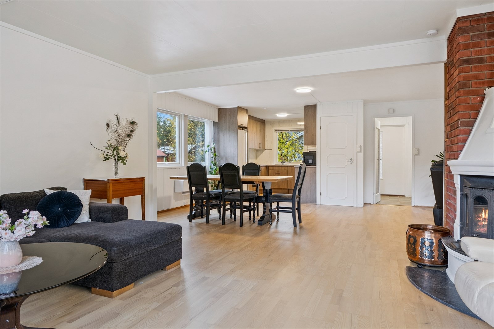 Stue med nytt lys over spisestue og på kjøkken. (Amdal Elektro) Galleribilde