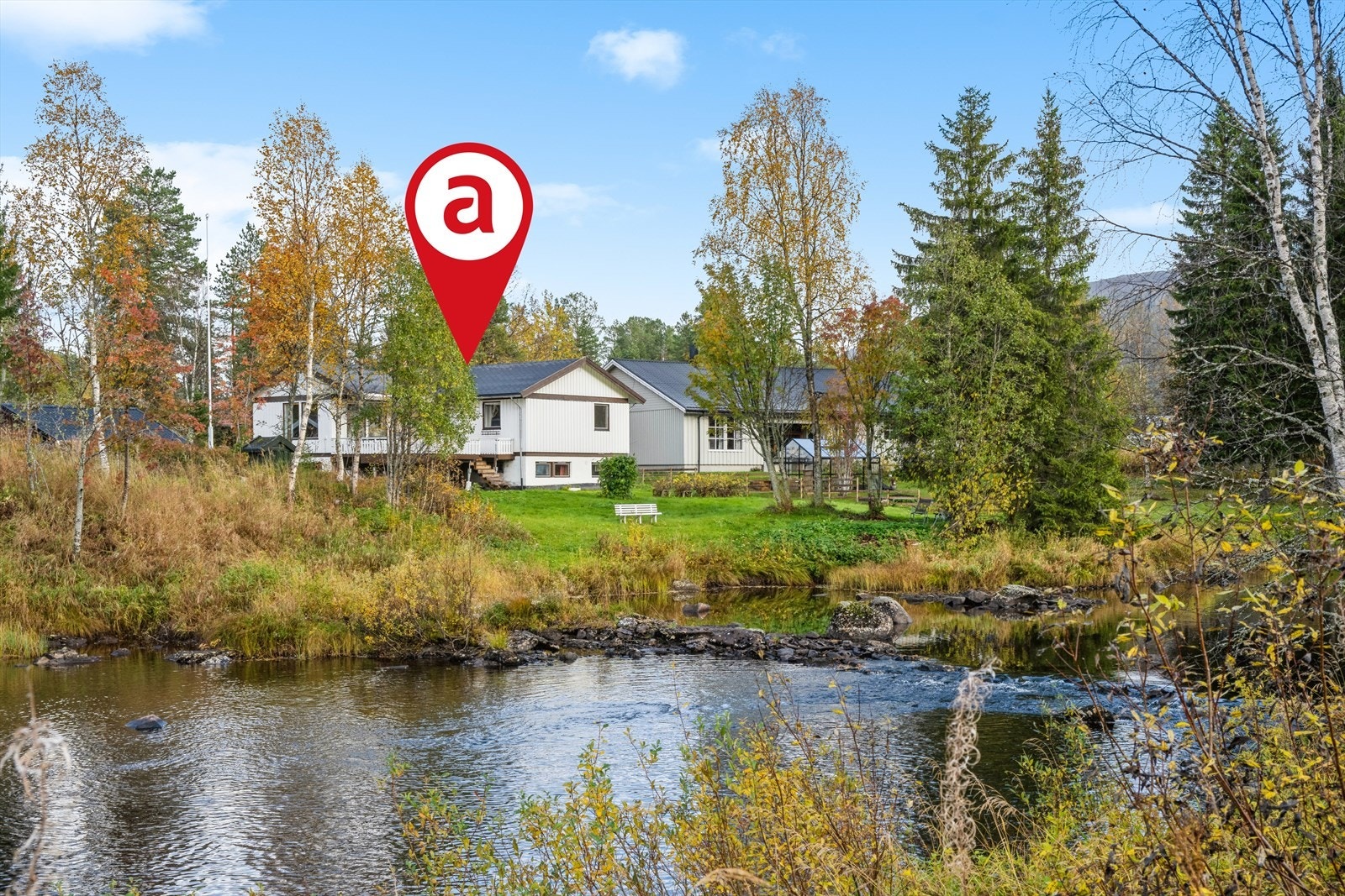 Namsskogan - Storholmen, Innholdsrik enebolig med 4
soverom, 2 bad, nytt kjøkken og garasje. Eiet tomt ned til elva. Galleribilde