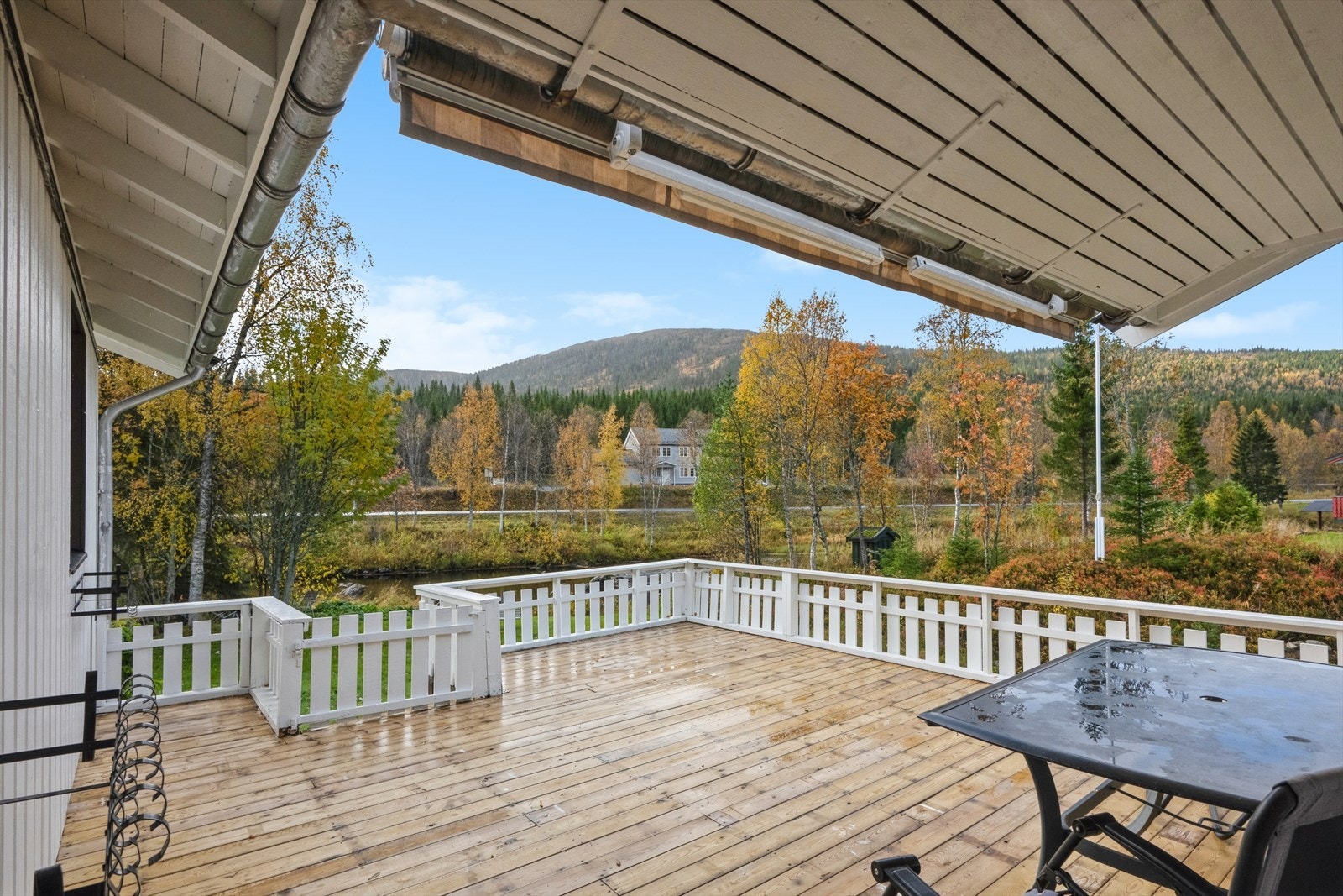 Romslig veranda med utsikt Galleribilde