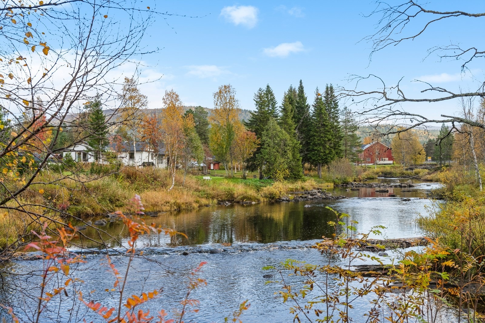 Eiet tomt på ca. 1.299 kvm som grenser ned mot del av elva Namsen i sør. Fra eiendommen er det flott utsikt mot elva. Galleribilde