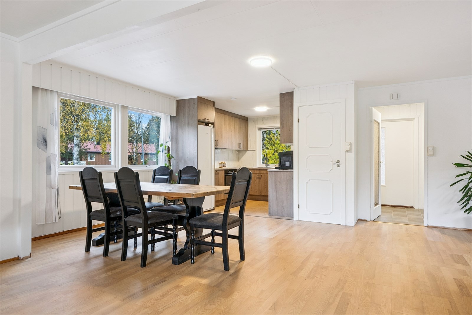 Romslig stue/kjøkken på hele 57,5 kvm. Ny varmepumpe 2023. Galleribilde