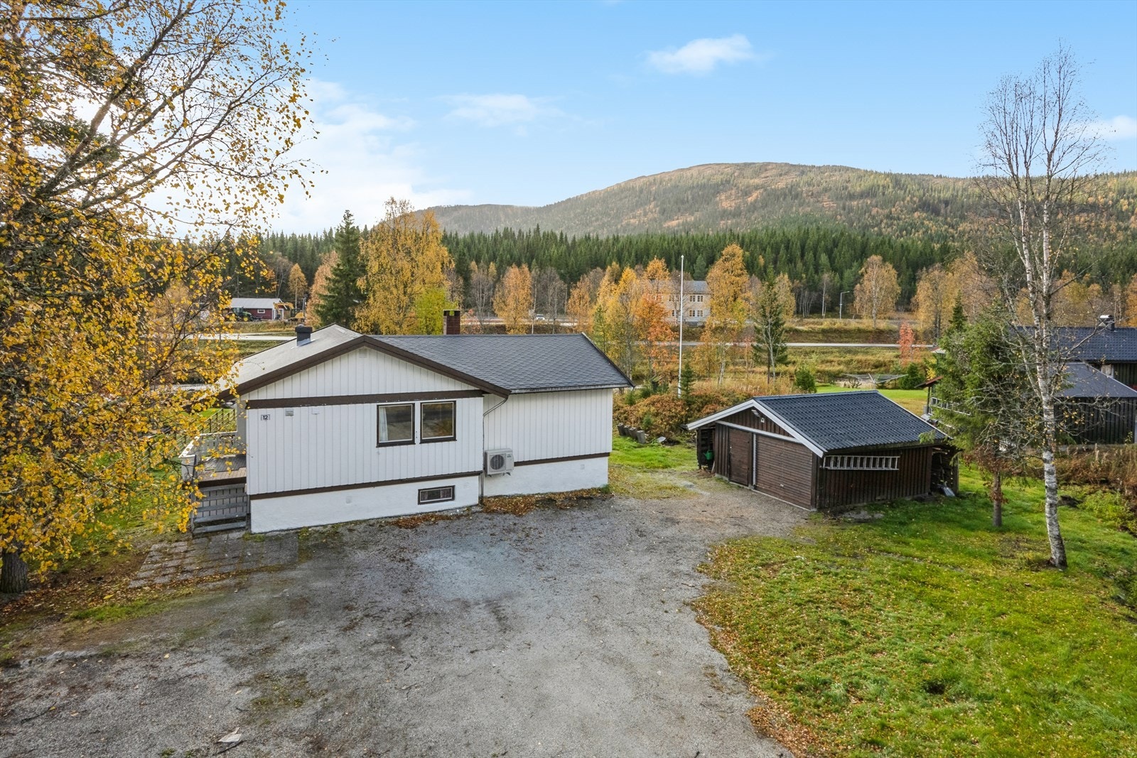 Romslig gårdsplass og garasje. Beliggende i endeveg uten gjennomgangstrafikk. Galleribilde