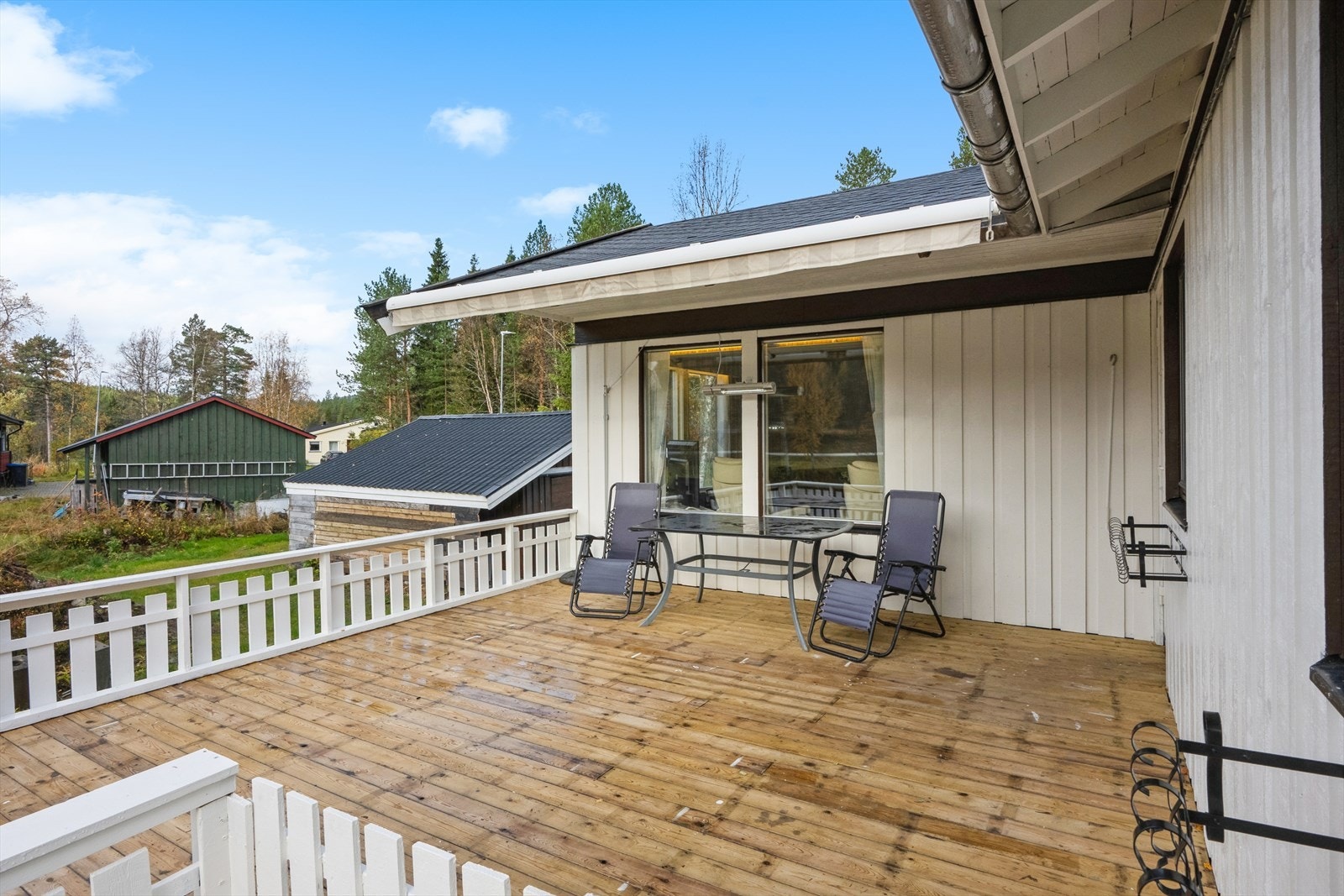 Terreng rundt veranda er tatt ned ca. 1 m og veranda er løftet opp fra bakken. Veranda ca. 25 kvm. Galleribilde