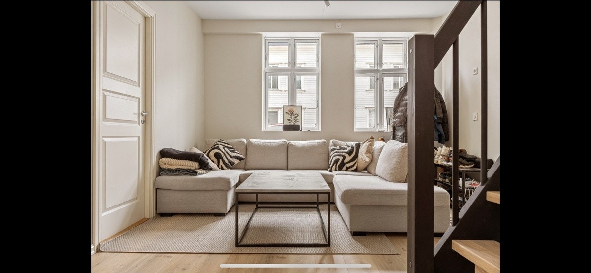 Stor sofagruppe i 1. etasje Galleribilde