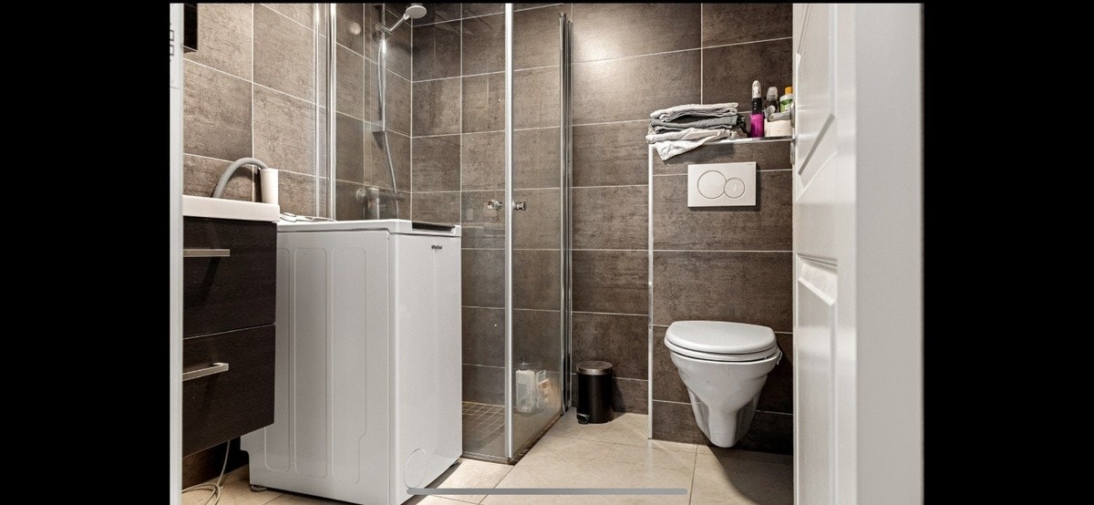 Bad nummer 2 i 1. etg. leiligheten har 2 vaskemaskiner for klær Galleribilde