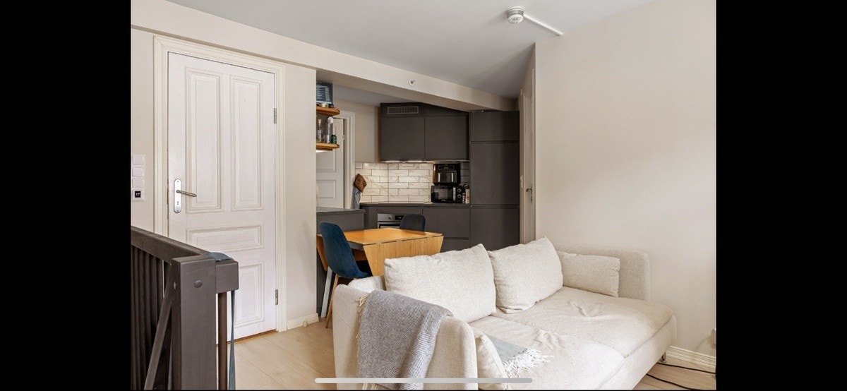 2 etg har sofa, spisebord og kjøkken Galleribilde